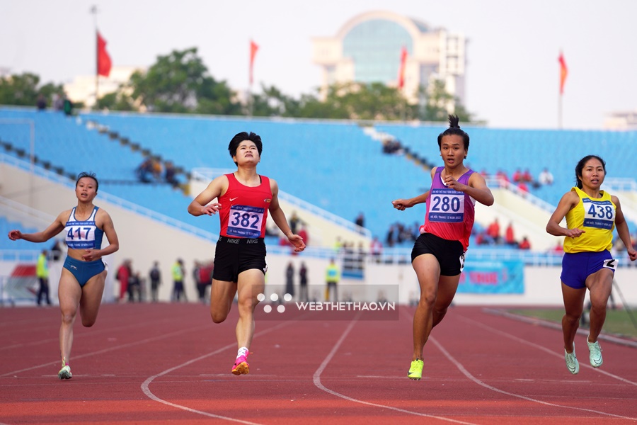 Vượt thành tích HCĐ SEA Games 32, Nhi Yến phá kỷ lục quốc gia trẻ chạy 100m nữ của Lê Tú Chinh