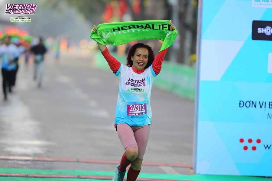 Nhà văn Trang Hạ và “cuộc chạy bắt lửa” tại Giải Bán Marathon Quốc tế Việt Nam 2023 tài trợ bởi Herbalife Nutrition