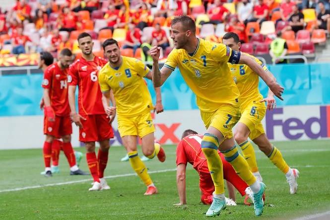 Yarmolenko áp sát số bàn thắng cho Ukraine của HLV Shevchenko