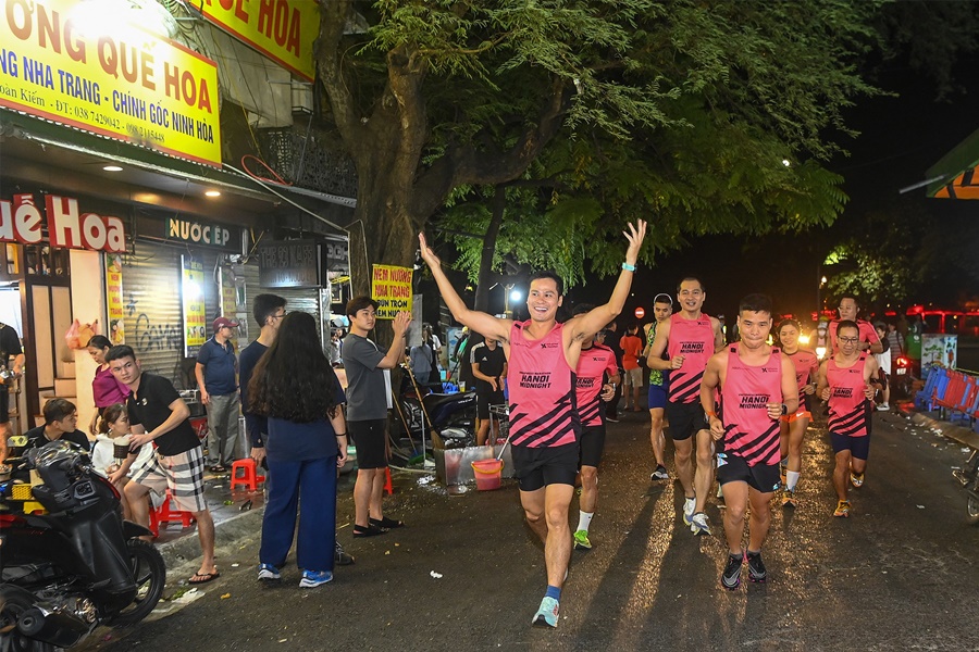 Gần một vạn VĐV tham dự giải chạy đêm Hà Nội VnExpress Marathon 2022