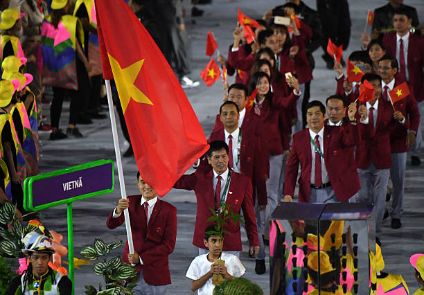 Kiếm thủ Vũ Thành An cầm cờ đoàn Việt Nam tại lễ khai mạc SEA Games 31