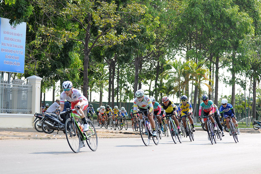 Tuyển thủ nữ Việt Nam cọ xát ở giải đua xe đạp 10 chặng trước SEA Games 31