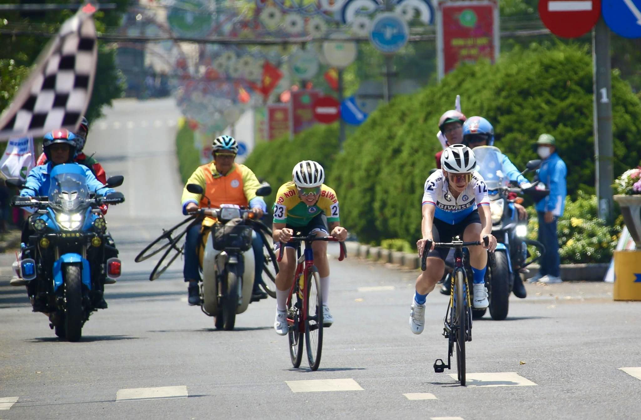 Chặng 3 giải đua xe đạp nữ Bình Dương bùng nổ trong Ngày Quốc tế Phụ nữ