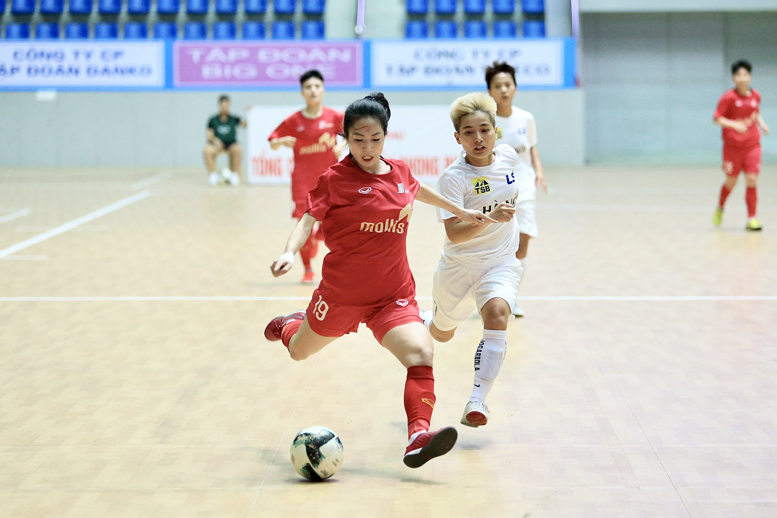 Hot girl Trần Thị Duyên ghi dấu ấn trong ngày khai mạc Giải Futsal nữ VĐQG 2023 