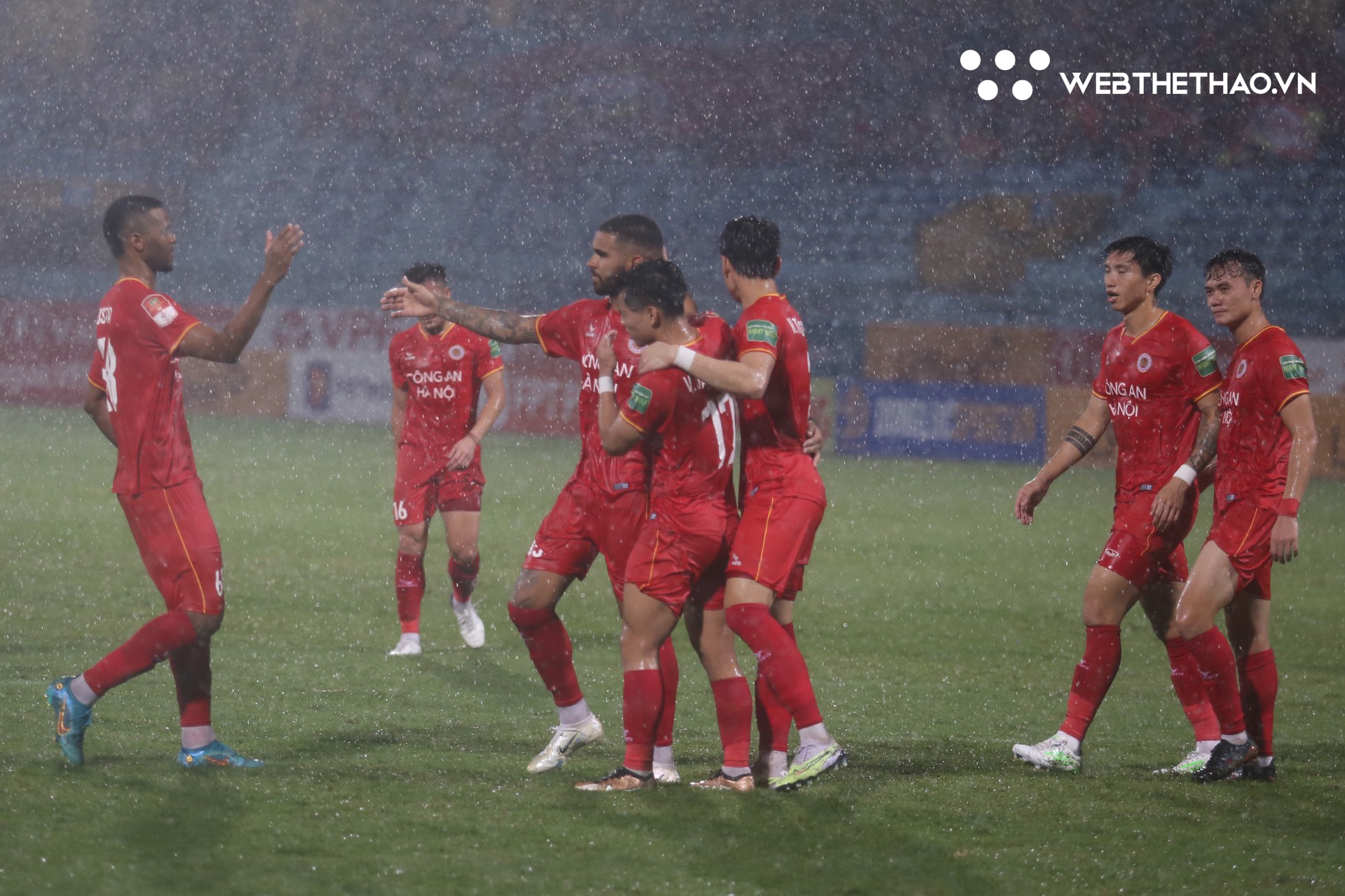 Chưa thể ra mắt Quang Hải, CAHN vẫn leo lên đầu bảng V.League 2023