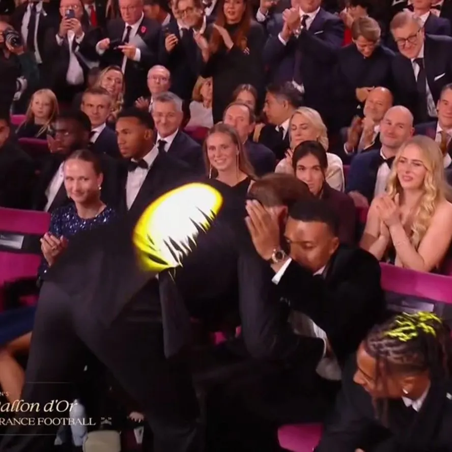 Mbappe vẫn ngồi yên khi Kane đến chào hỏi (Ảnh: x.com)