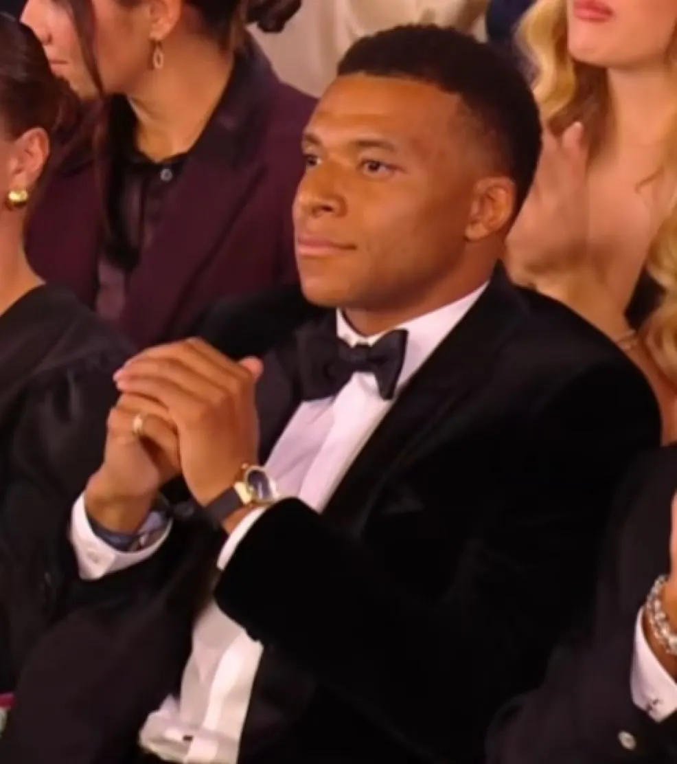 Mbappe rõ ràng không vui khi tuột mất Quả bóng vang· (Ảnh: x.com)