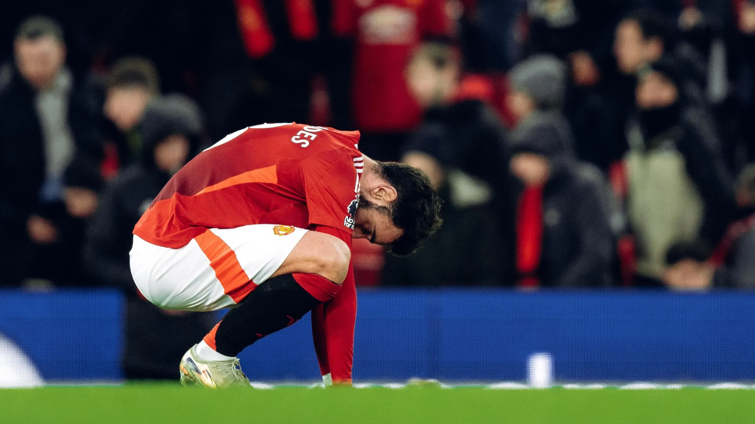 Bruno Fernandes là hình ảnh tiêu biểu cho sự sa sút của MU (Ảnh: Guardian)