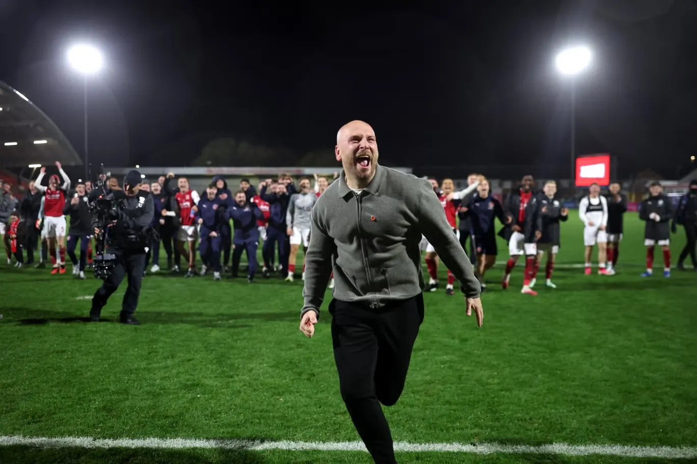 Huấn luyện viên Matt Lawlor của Fleetwood Town ăn mừng chiến thắng trước Arsenal tại Carabao Cup (Ảnh: Getty)