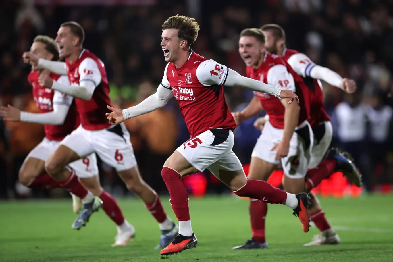 Fleetwood, đội bóng xếp dưới Arsenal 84 bậc, đã loại nhà vô địch khỏi giải đấu bằng loạt đá luân lưu (Ảnh: Getty)