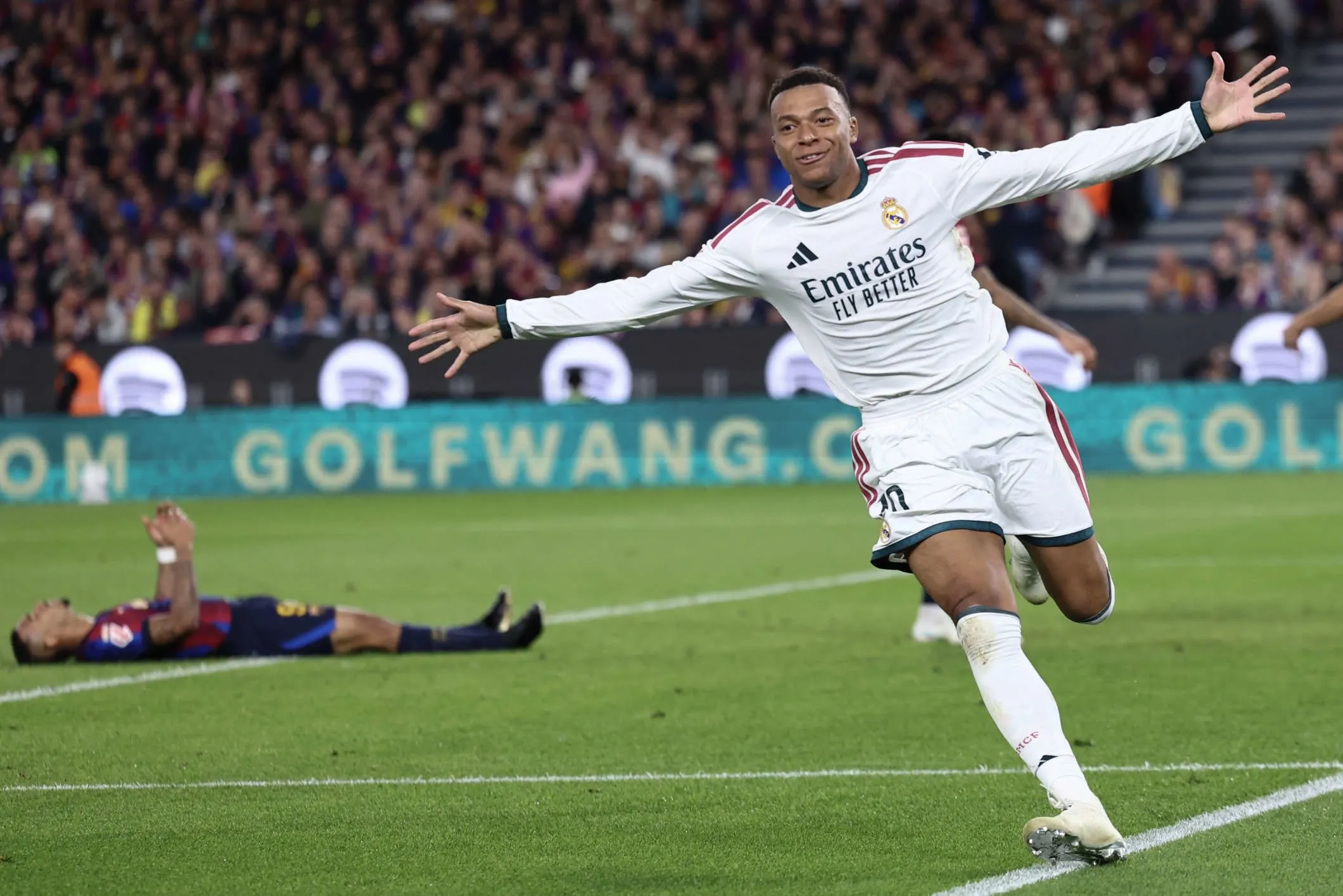 Mbappe vừa lập cú đúp bàn thắng cho Real Madrid trước Barcelona (Ảnh: Getty)