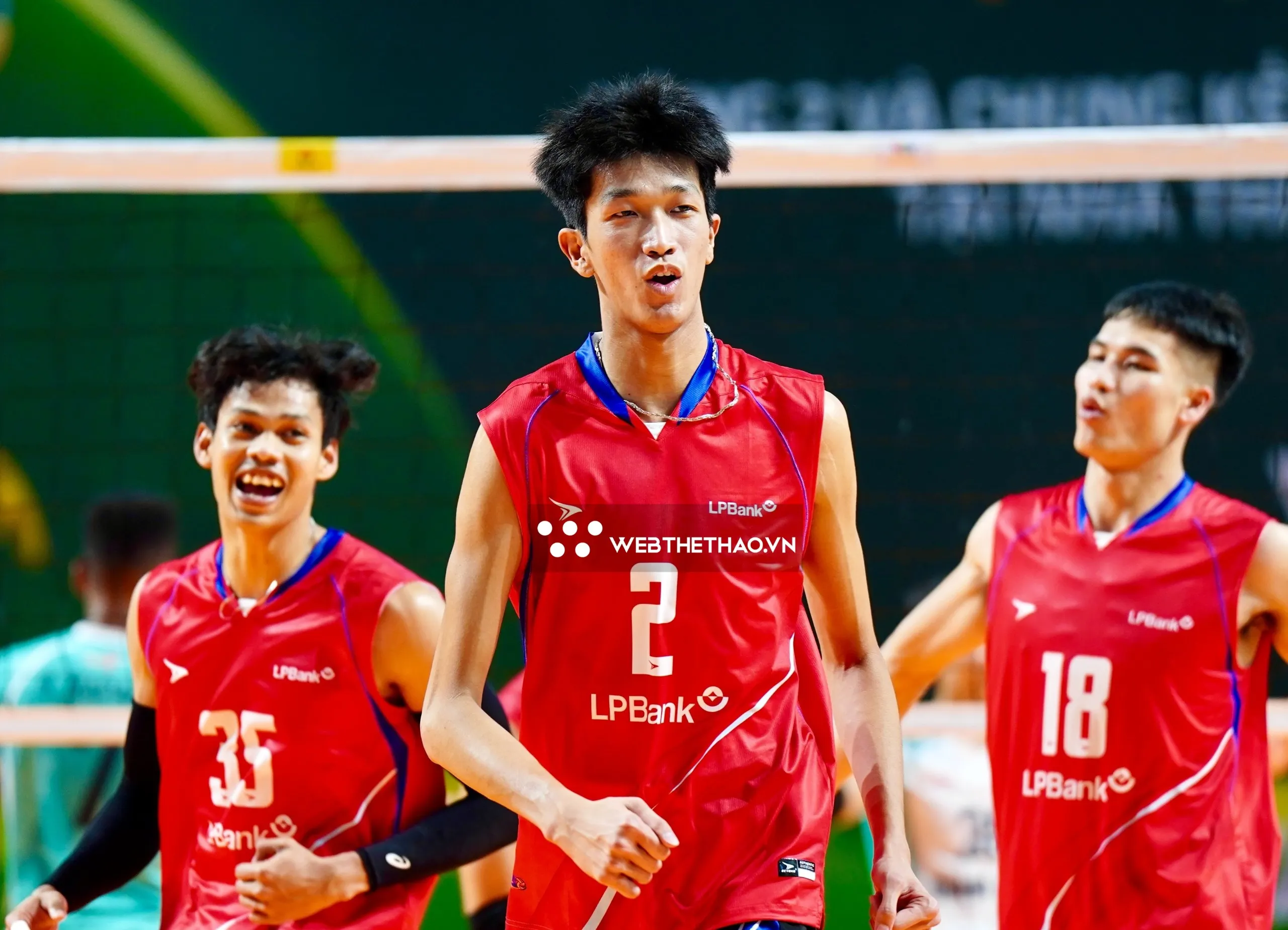 Những khoảnh khắc ấn tượng trong chiến thắng của LPBank Ninh Bình trước Đà Nẵng. Ảnh: Việt Long