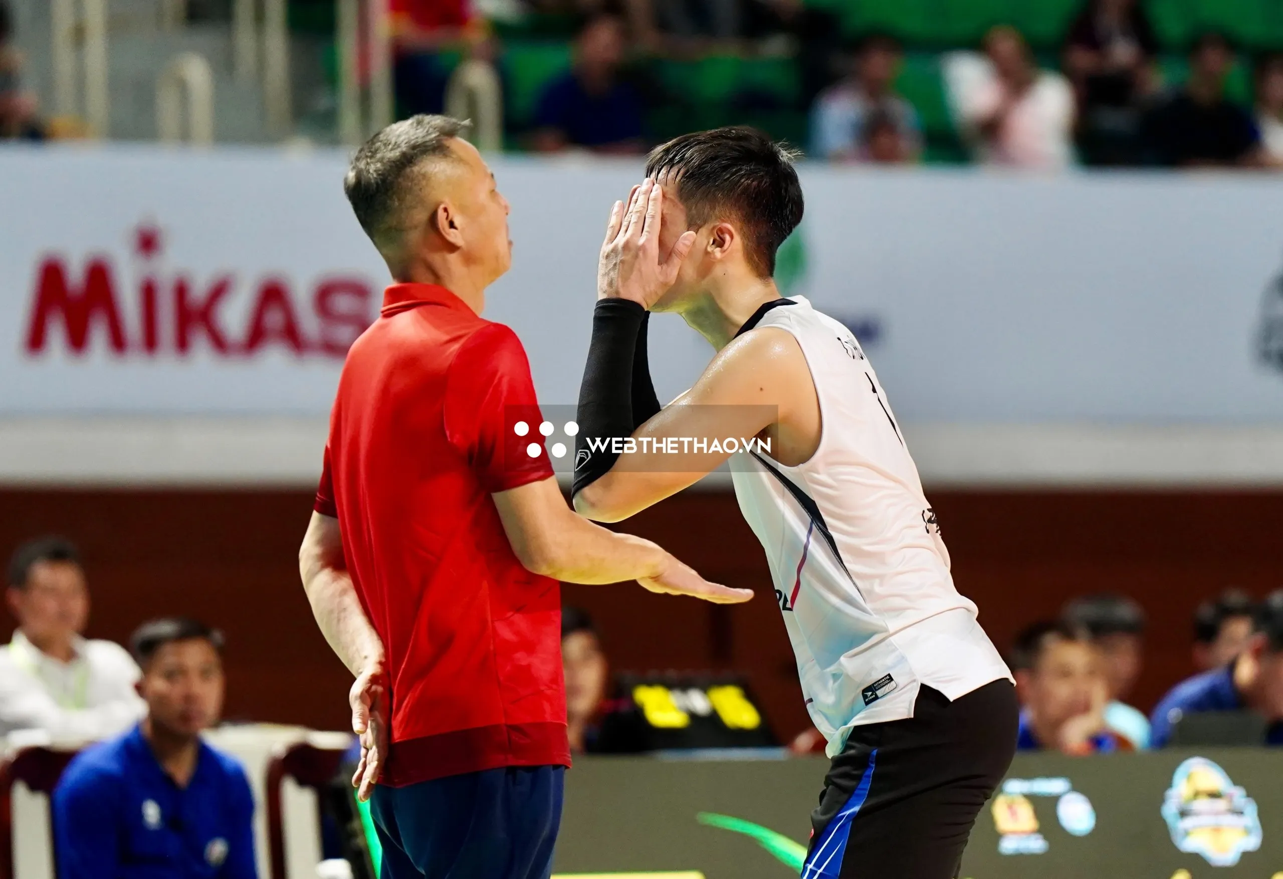 Những khoảnh khắc ấn tượng trong chiến thắng của LPBank Ninh Bình trước Đà Nẵng. Ảnh: Việt Long