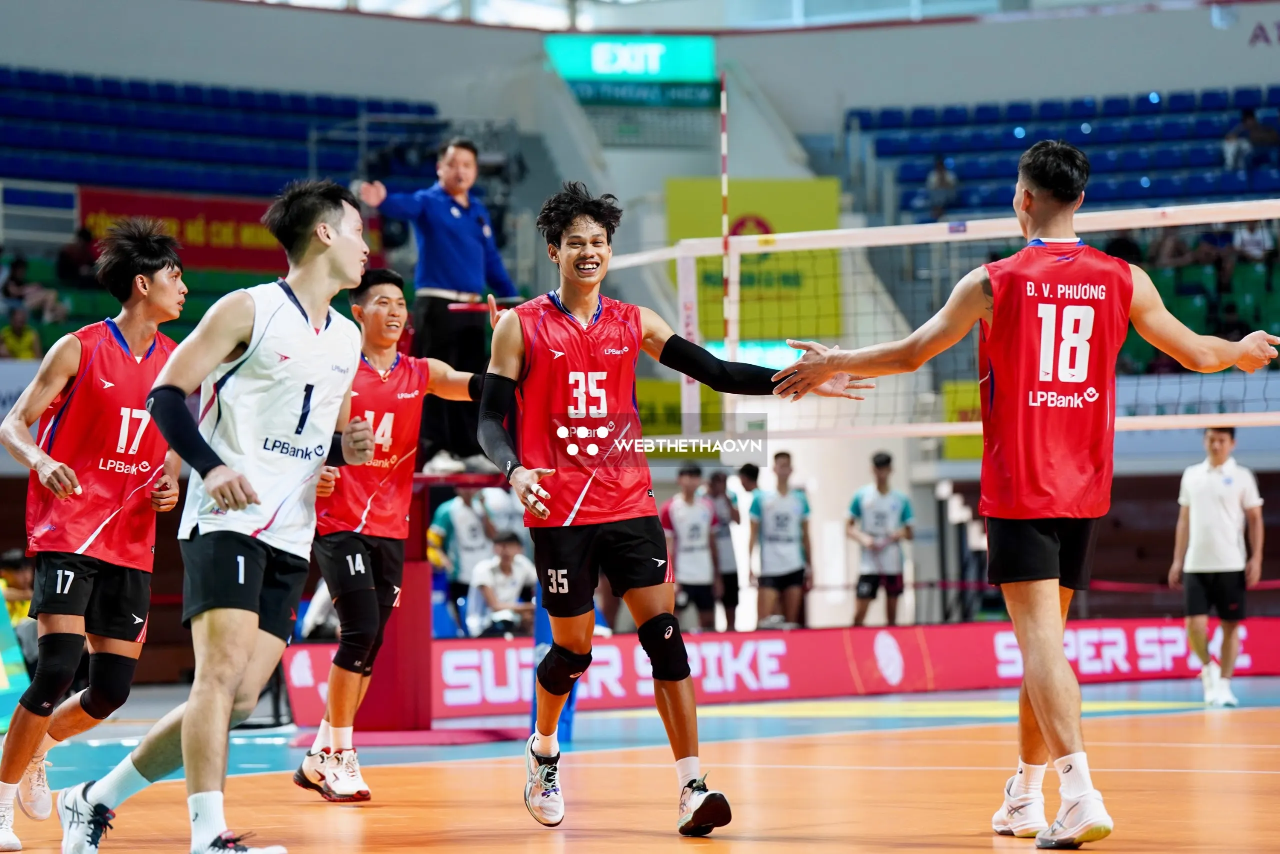 Những khoảnh khắc ấn tượng trong chiến thắng của LPBank Ninh Bình trước Đà Nẵng. Ảnh: Việt Long