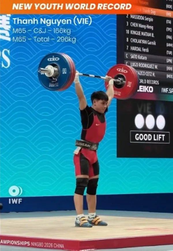 Cú cử đẩy thành công mức tạ 166 kg ấn tượng của đô cử 17 tuổi Nguyễn Thành Duy