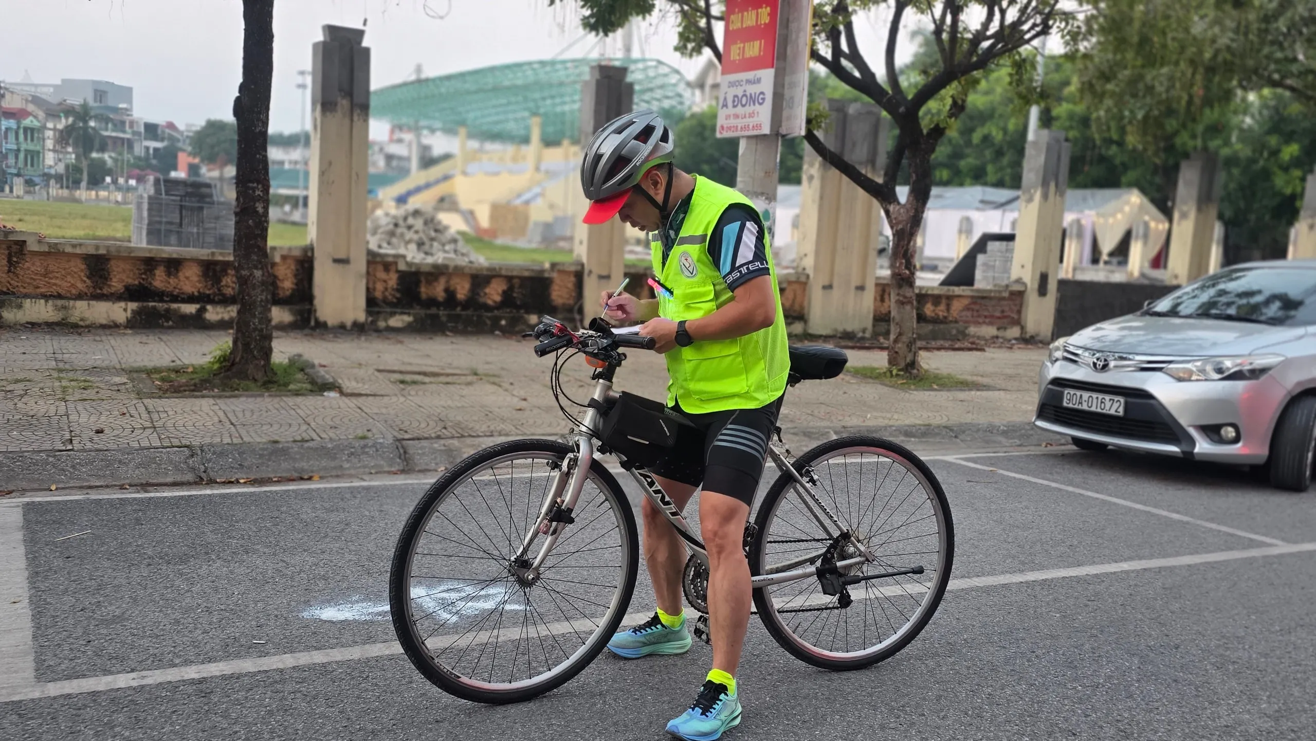 Ông Nguyễn Trường Giang, chuyên gia đo đường của Liên đoàn Điền kinh Việt Nam, trực tiếp thực hiện công tác đo đạc.