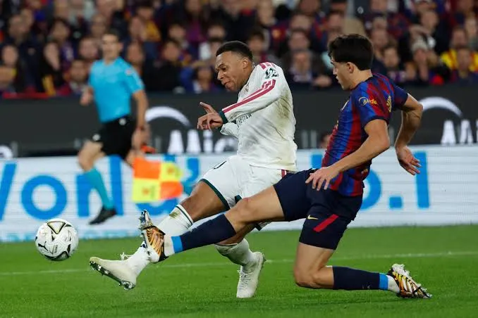 Real Madrid thực hiện phản công để Mbappe ghi bàn trước Barcelona ở trận Siêu kinh điển mới nhất (Ảnh: x.com)
