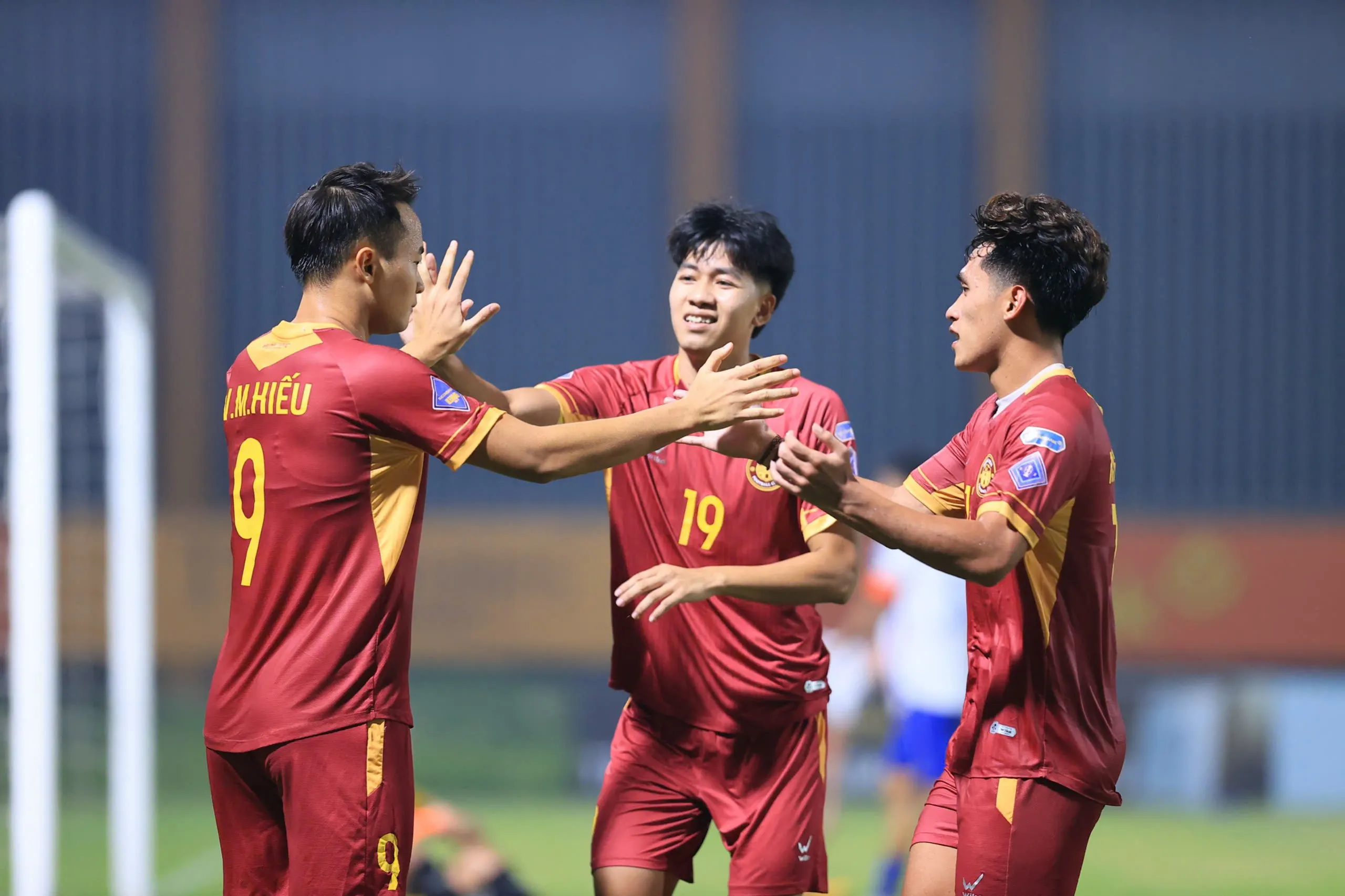 Hưng Yên chiếm ngôi đầu bảng của Thái Nguyên. Ảnh: VPF