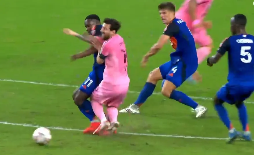 Messi vô tình giẫm vào chân đối thủ và nhận thẻ vàng