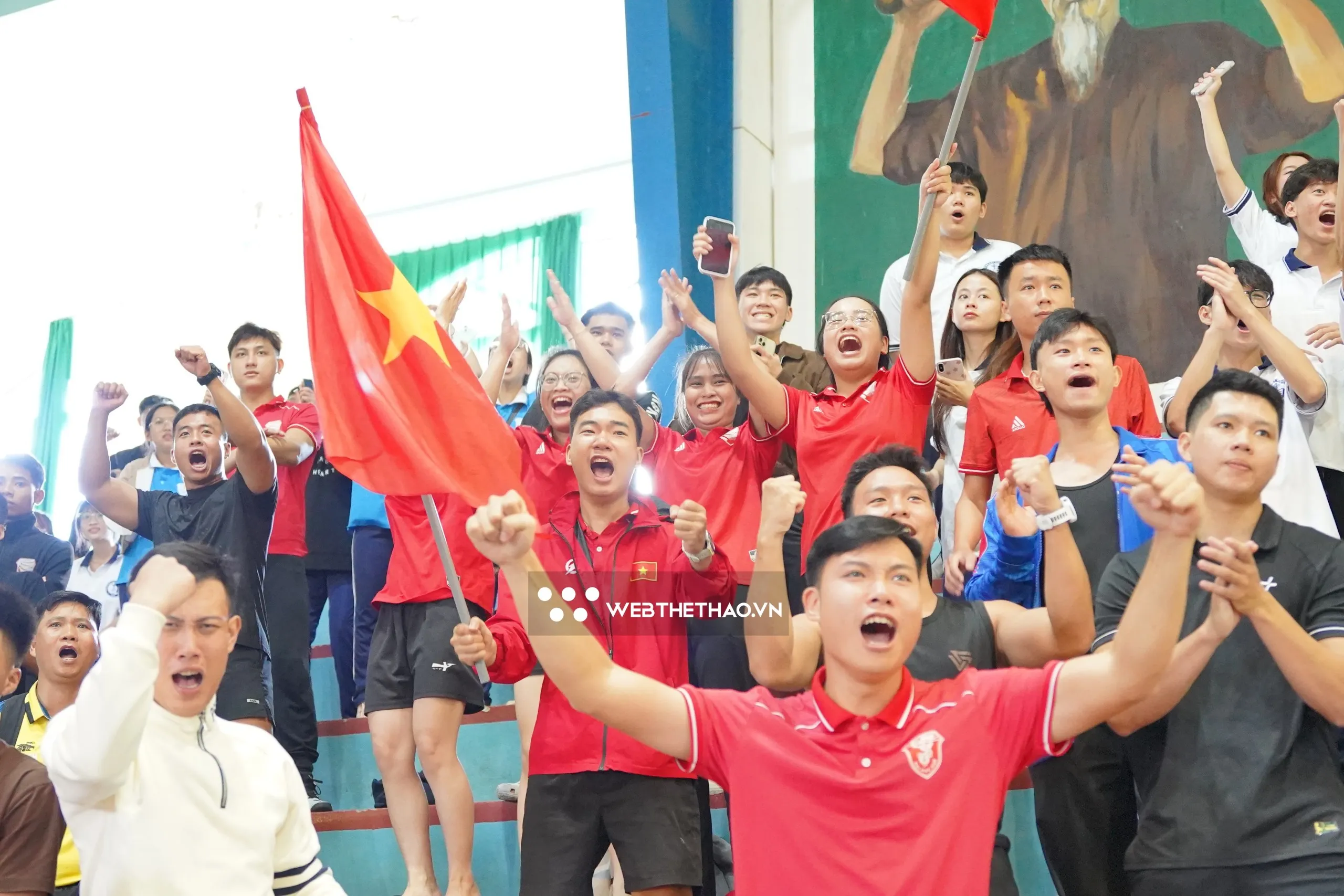 Hạnh phúc vỡ ào khi ba lượt sút sau đó của ĐH Huế đều thành công. Ảnh: Đình Diệm