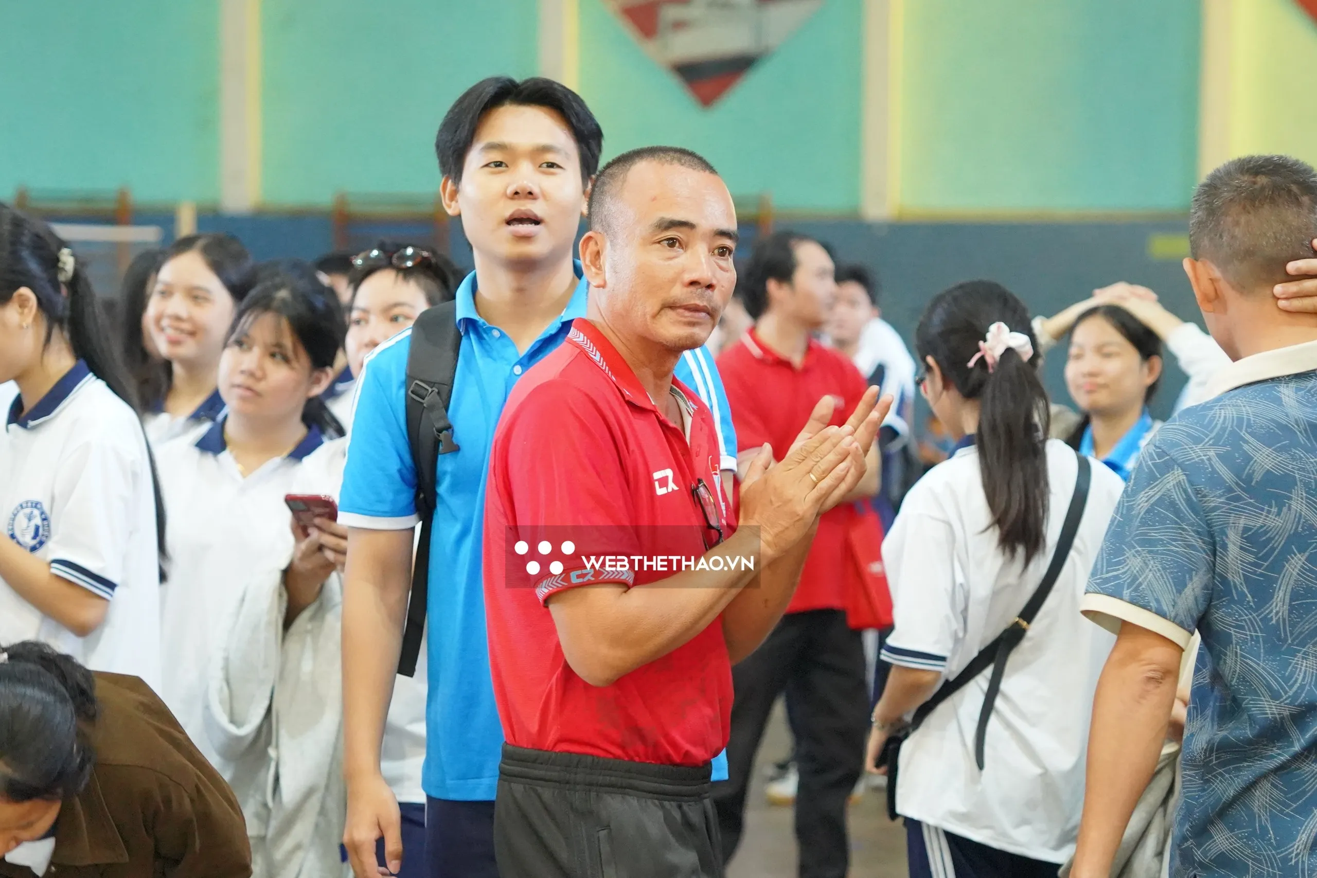 Song Hoàng Xuân Khánh không thể cản cú đá của đối phương. Một nét buồn hiện hữu trên gương mặt của CĐV xứ Huế. Ảnh: Đình Diệm