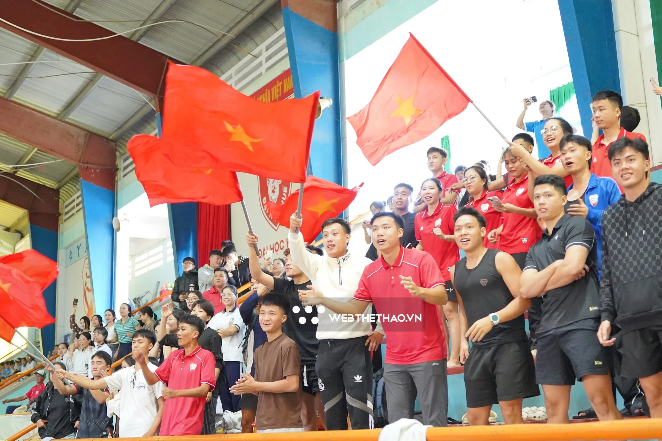 ...sự cổ vũ nhiệt tình mỗi khi ĐH Huế có pha bóng có thể tạo cơ hội ghi bàn. Ảnh: Đình Diệm