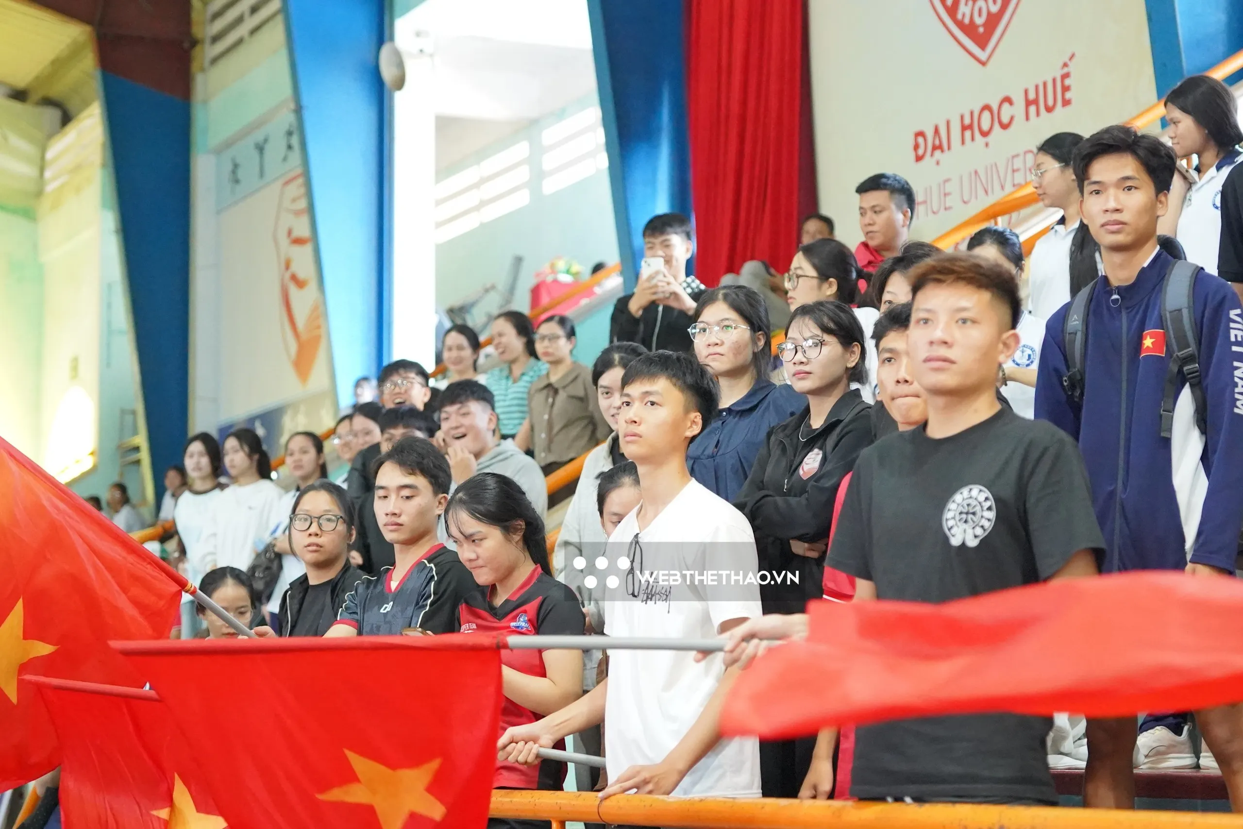 Những ánh mắt lo lắng. Ảnh: Đình Diệm
