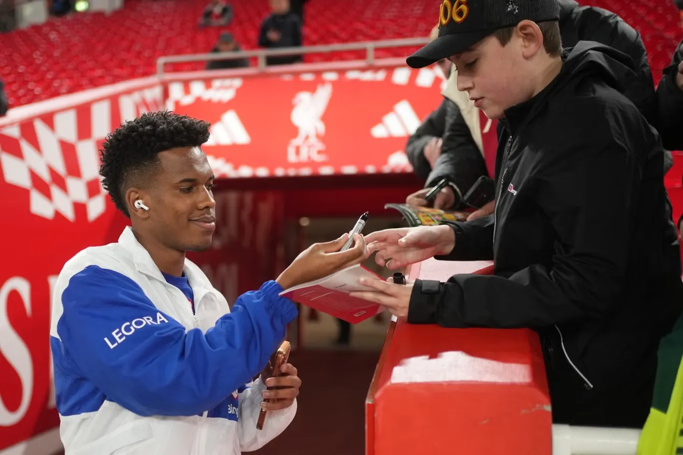Estevao làm dự bị và không vào sân trong trận Chelsea thua Liverpool ở Carabao Cup (Ảnh: AP)