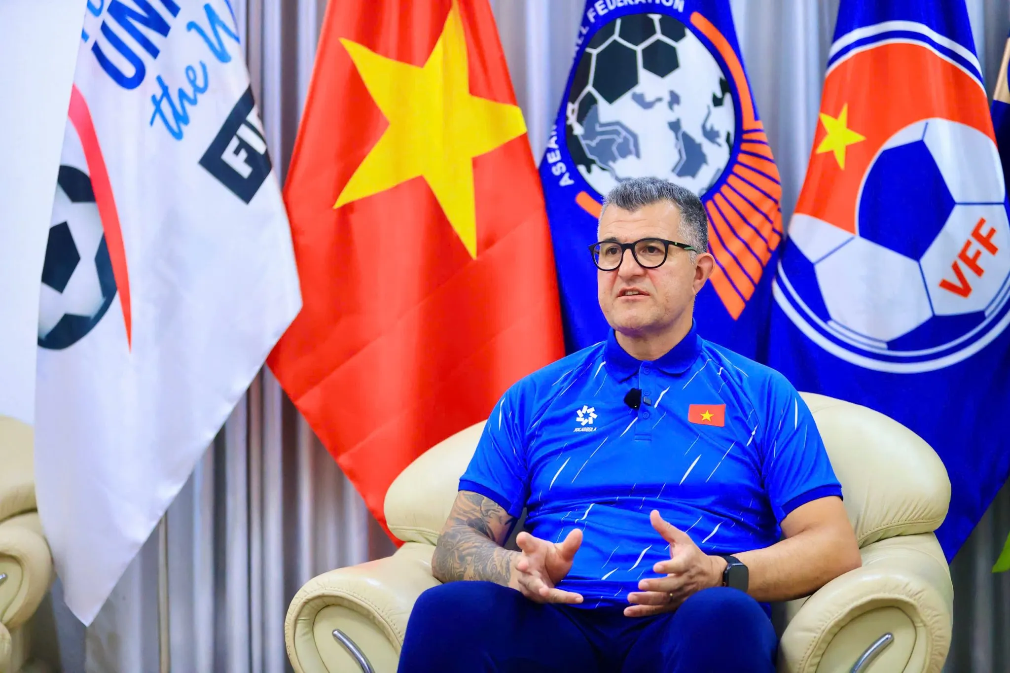 HLV Roland hướng đến mục tiêu xa hơn cùng bóng đá Việt Nam sau U17 World Cup. Ảnh: VFF