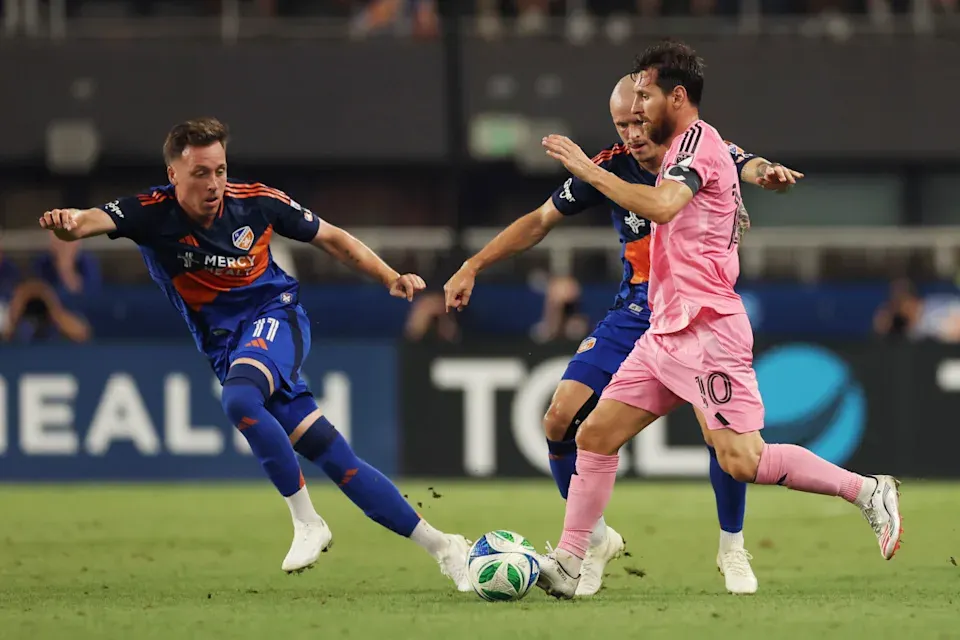 Messi nhận thẻ vàng trong trận mới đây của Inter Miami sau khi vô tình giẫm vào chân đối thủ (Ảnh: Getty)