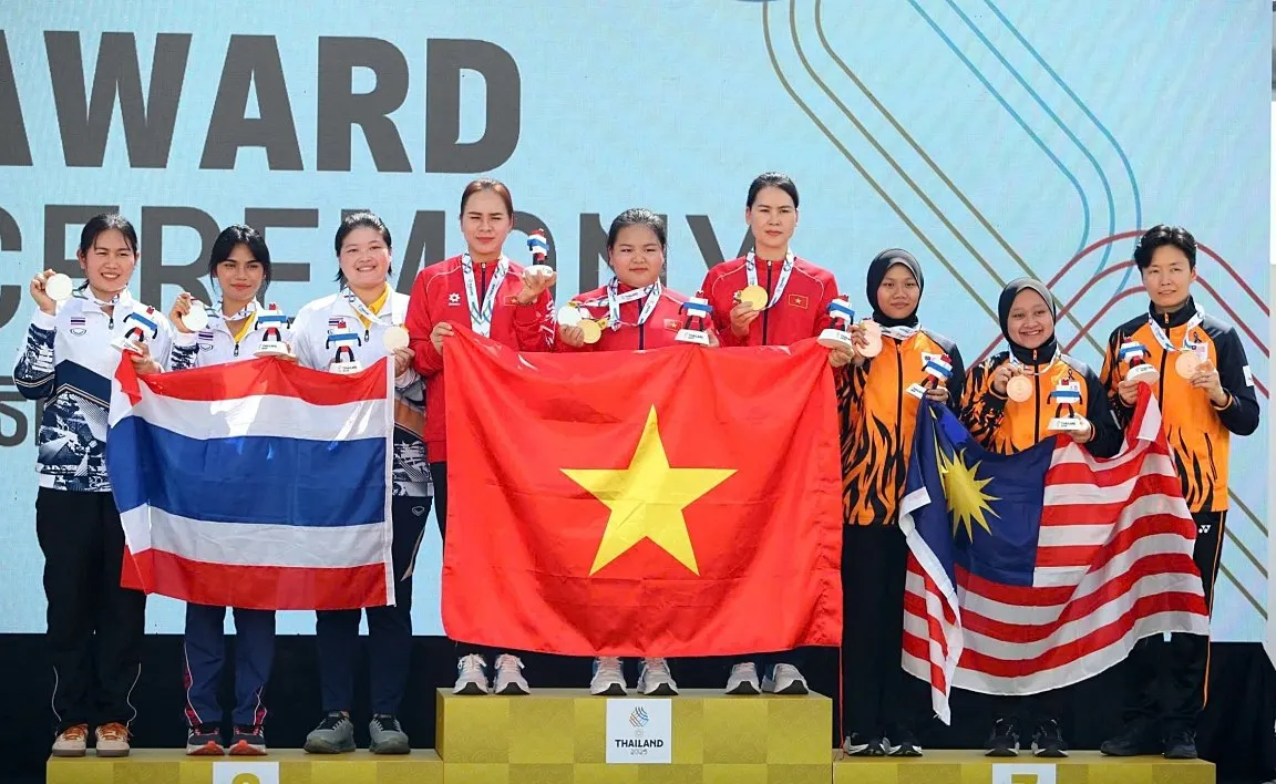 Thu Vinh - Thùy Trang - Hoa Hồng trên bục nhận HCV tại SEA Games 33 cuối năm ngoái